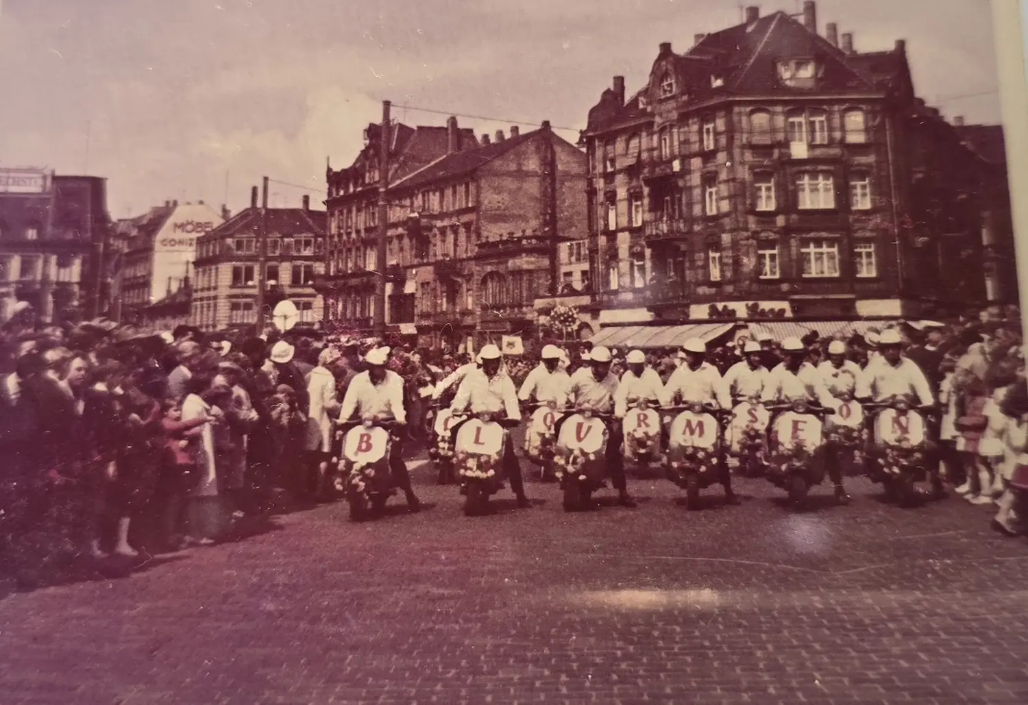 Menschen auf Fahrrädern von Vespa Club Mannheim