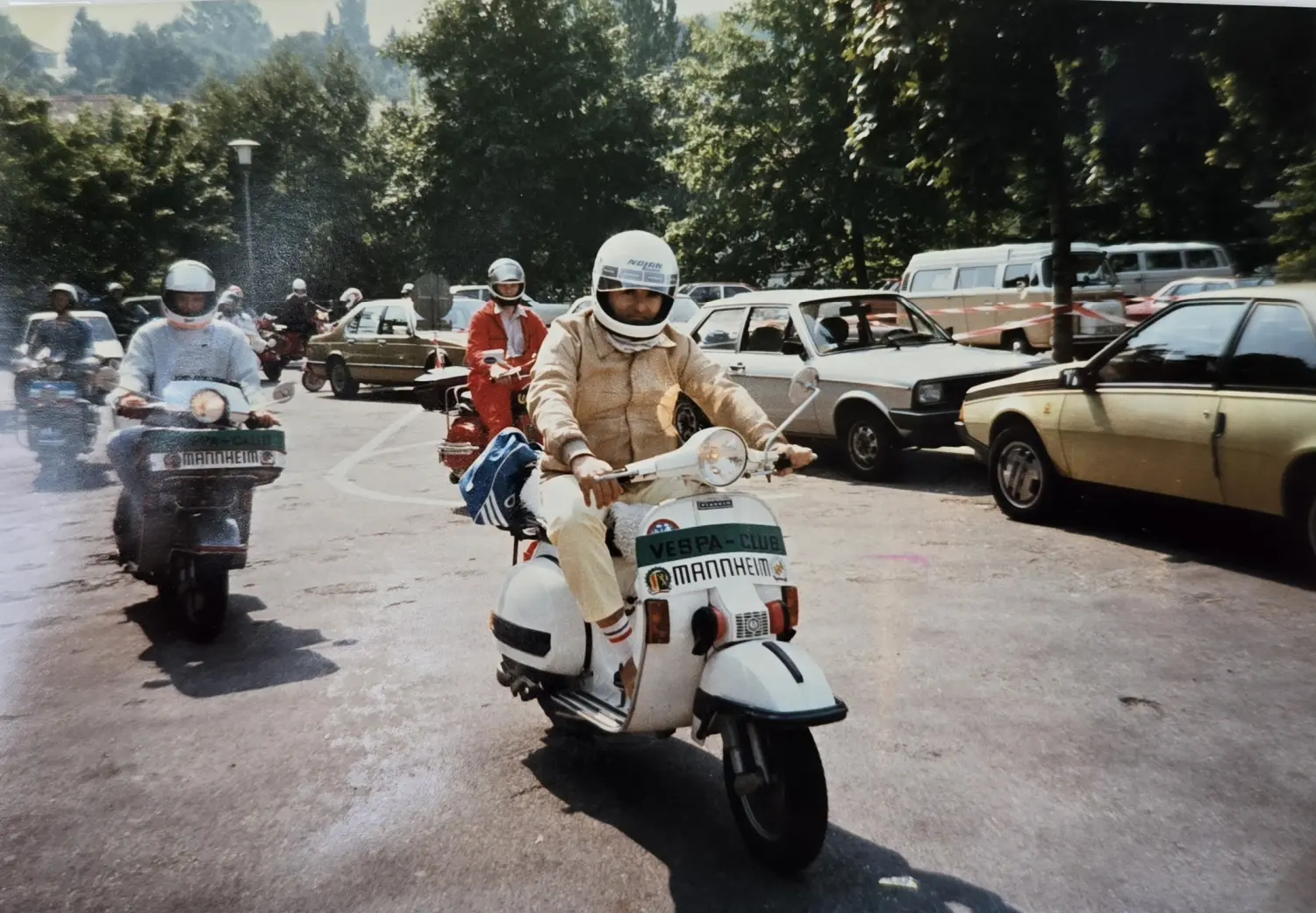 Menschen auf Fahrrädern von Vespa Club Mannheim