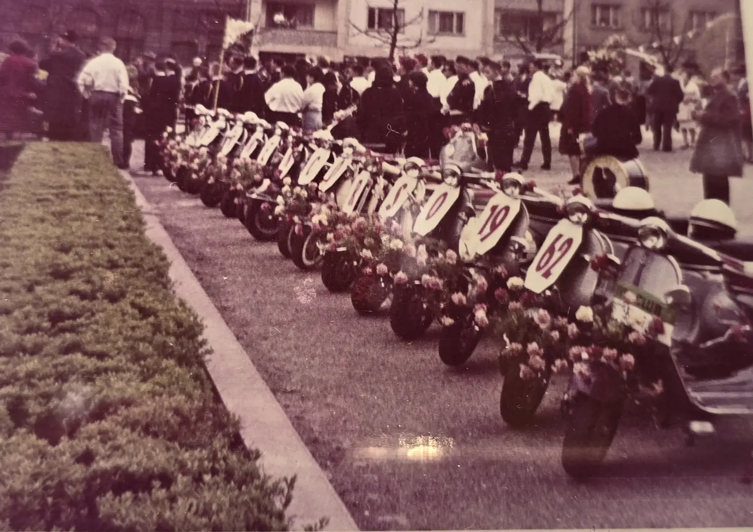 Menschen auf Fahrrädern von Vespa Club Mannheim