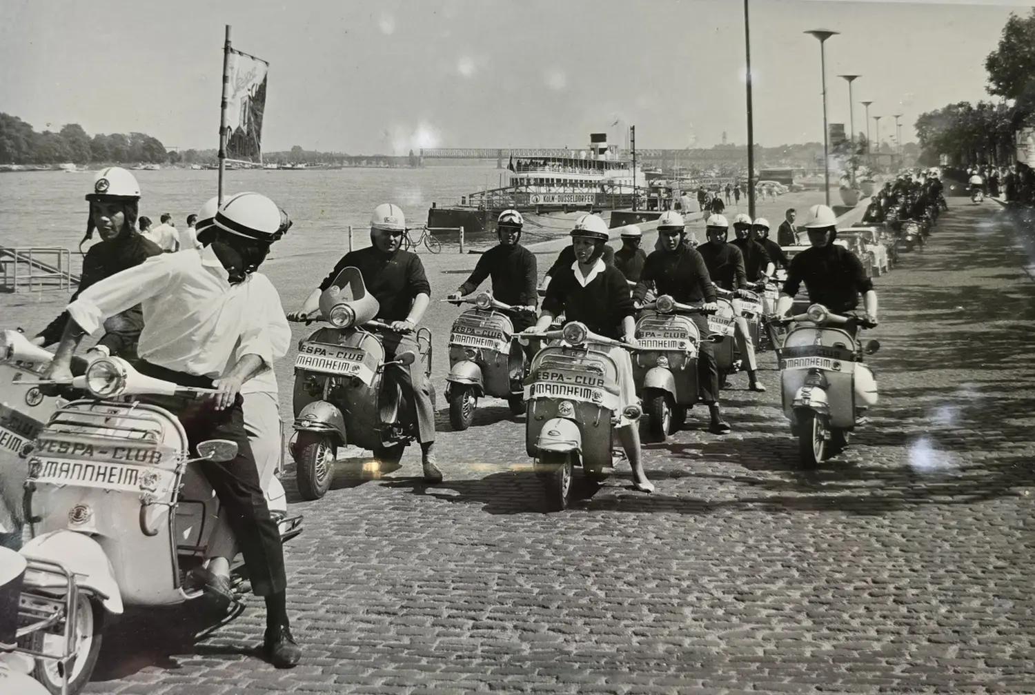 Menschen auf Fahrrädern von Vespa Club Mannheim