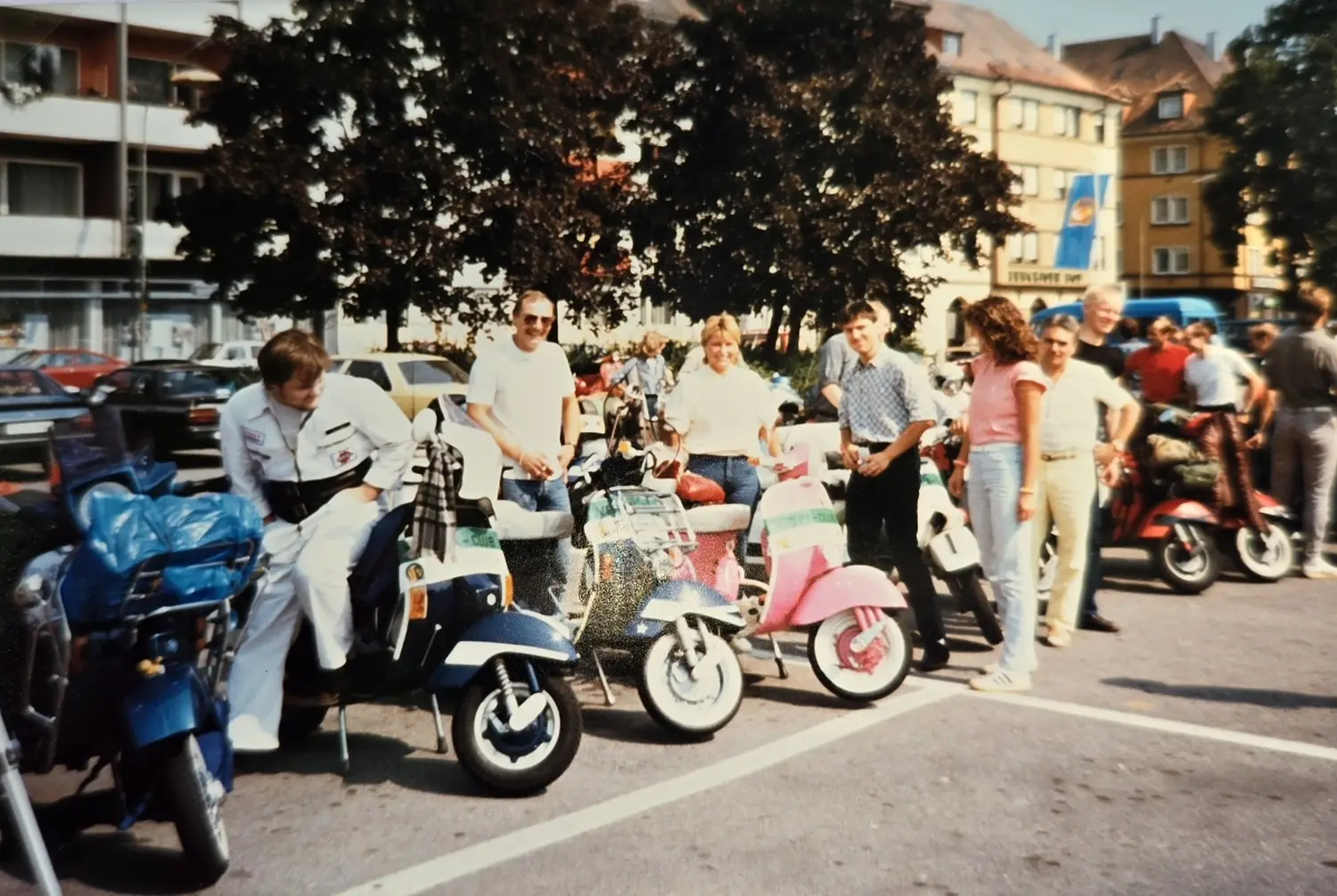 Menschen auf Fahrrädern von Vespa Club Mannheim