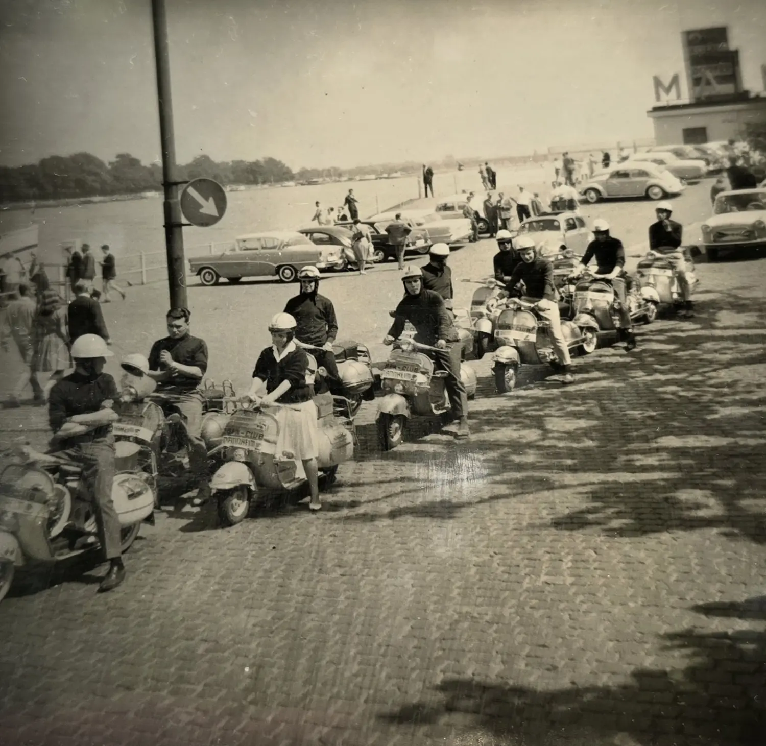 Menschen auf Fahrrädern von Vespa Club Mannheim