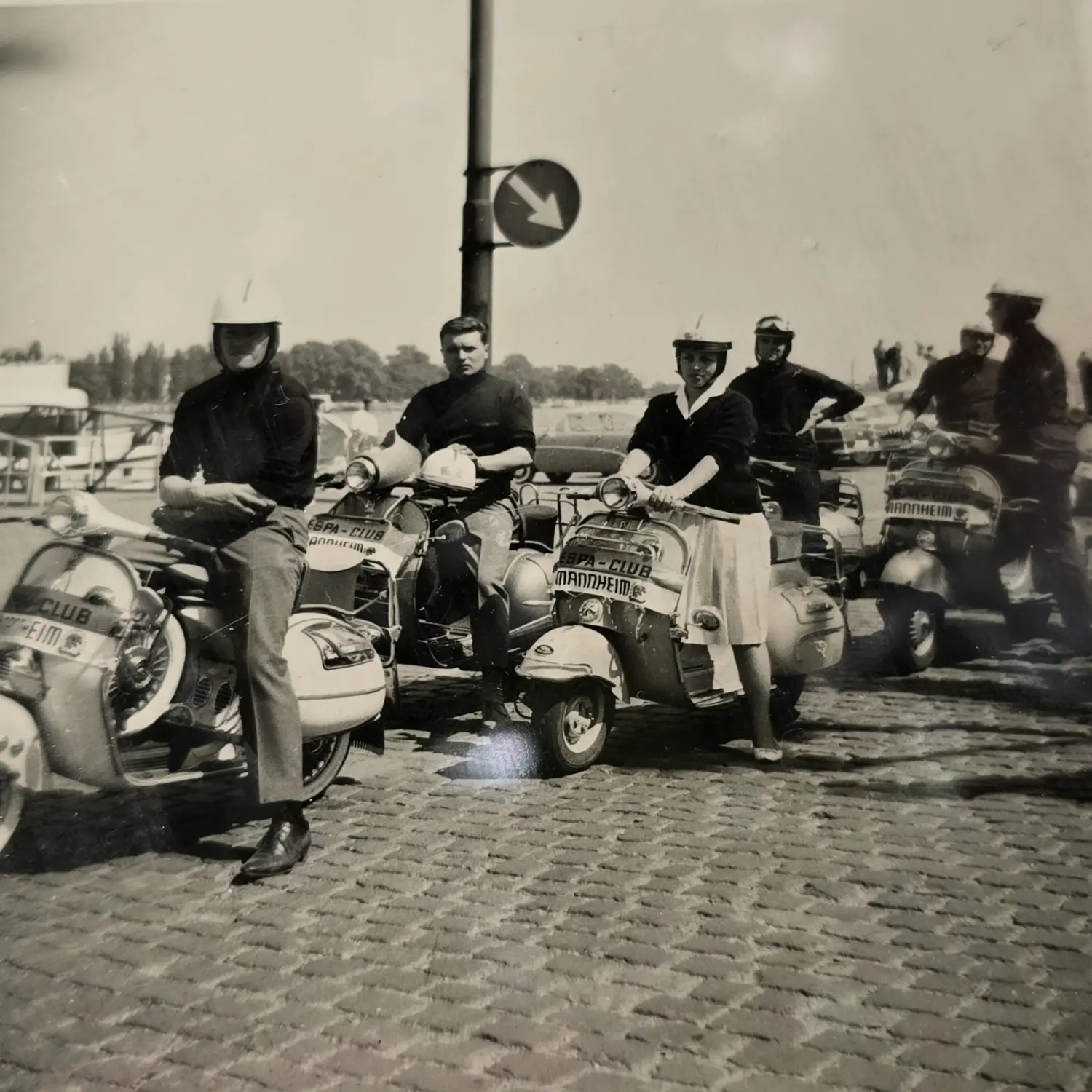 Menschen auf Fahrrädern von Vespa Club Mannheim