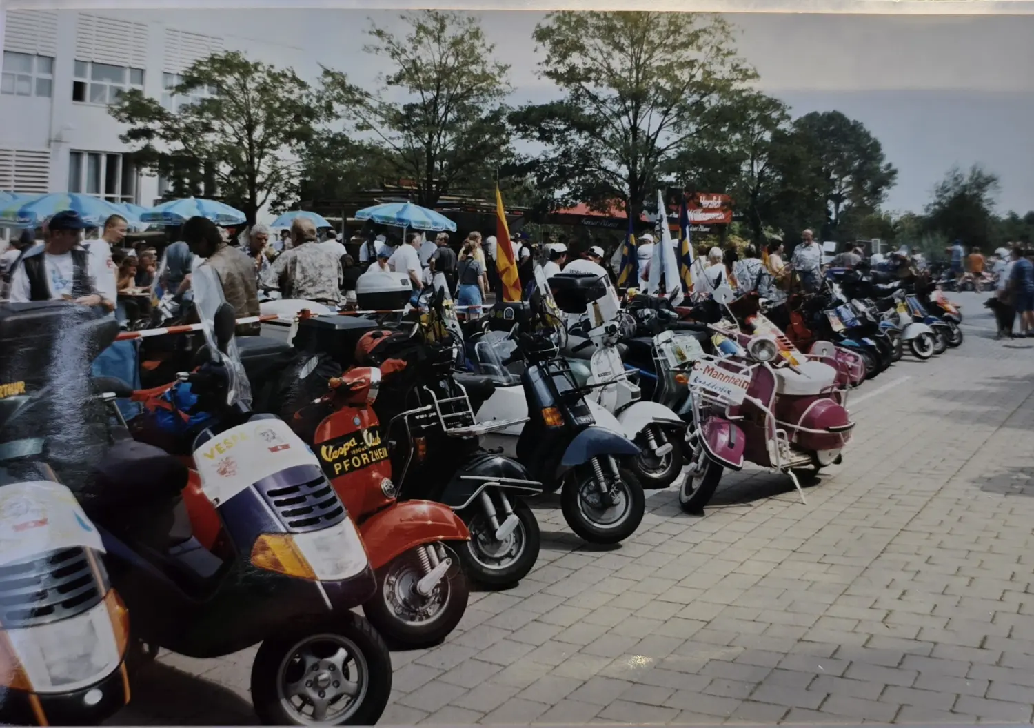 Menschen auf Fahrrädern von Vespa Club Mannheim