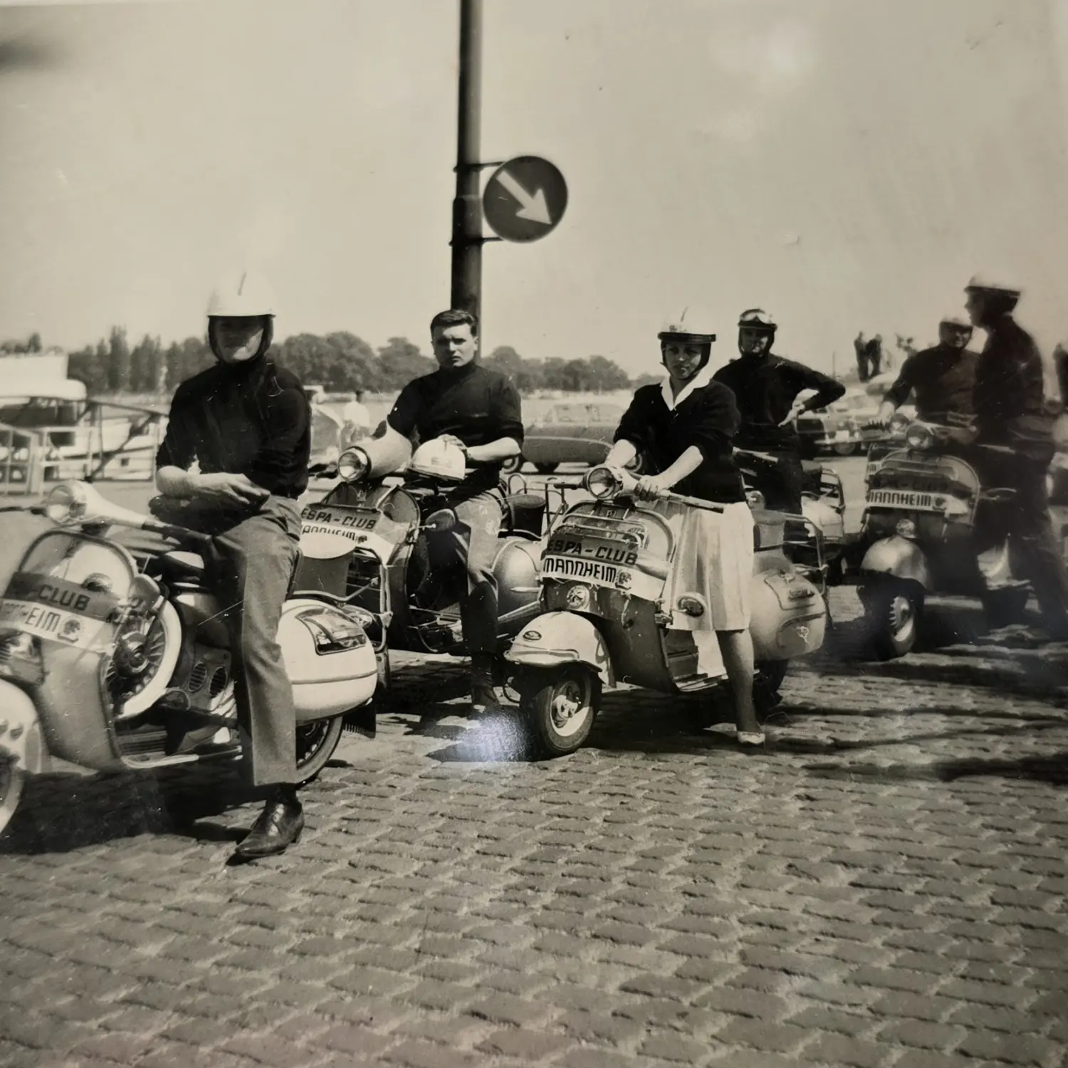 Menschen auf Fahrrädern von Vespa Club Mannheim