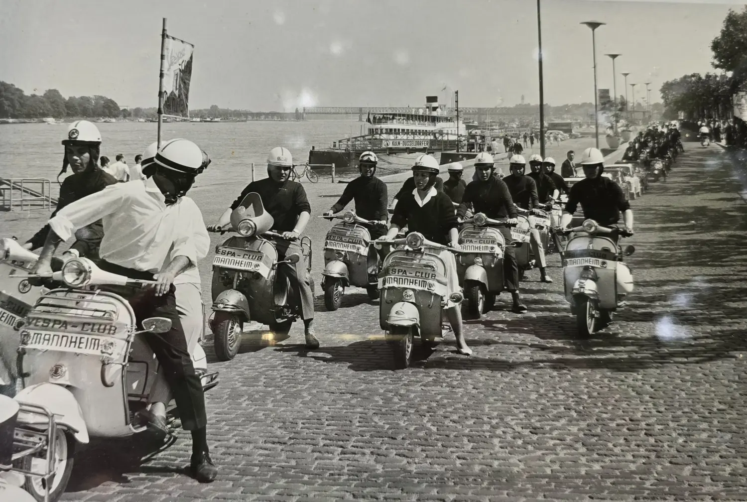 Menschen auf Fahrrädern von Vespa Club Mannheim