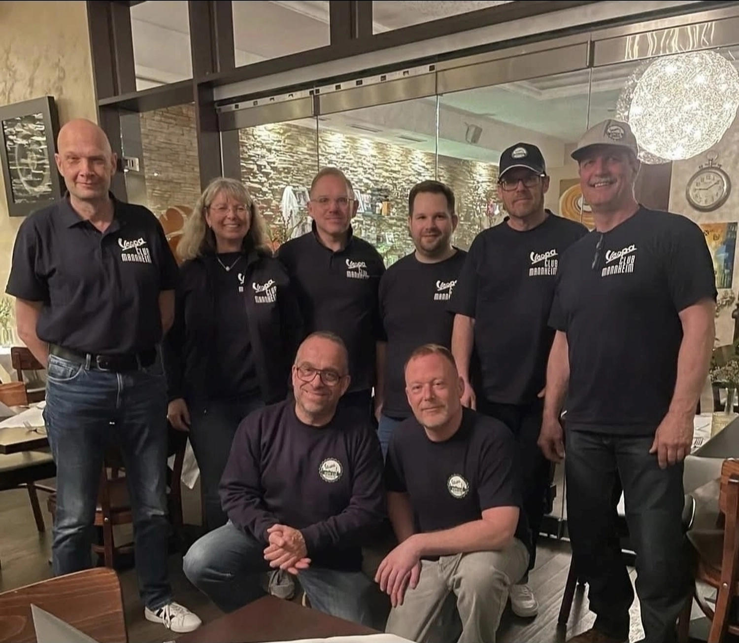 Menschen auf Fahrrädern von Vespa Club Mannheim