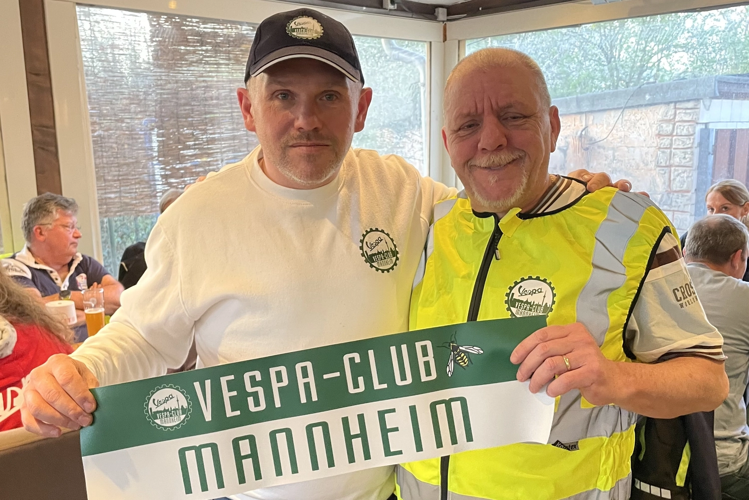 Menschen auf Fahrrädern von Vespa Club Mannheim
