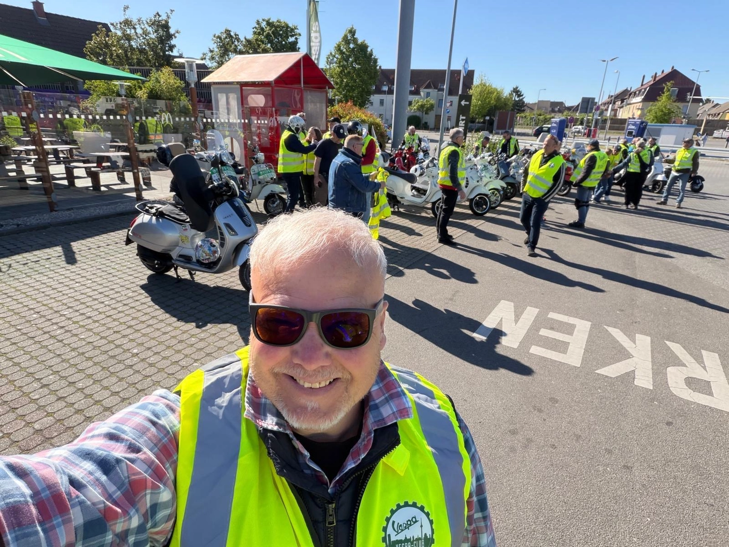 Menschen auf Fahrrädern von Vespa Club Mannheim